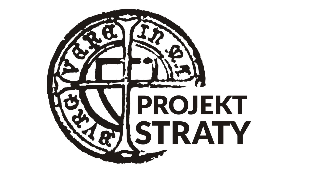 Logo Projektu Straty. W okrągłym polu pośrodku tarcza z przechodzącym przez nią krzyżem. W otoku napis w języku łacińskim. Pod lewym ramieniem krzyża napis Projekt Straty