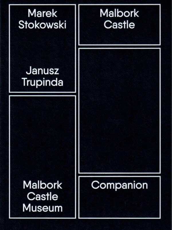 Okładka książki w formacie zeszytu, w czarnej okładce, na której srebrnymi literami napisane jest Marek Stokowski, Janusz Trupinda , Malbork Castle Companion