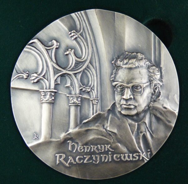 Medal srebrny owalny. Po prawej stronie motyw maswerkowy z krużganka zamkowego. Po lewej popiersie mężczyzny w okularach z zaczesanymi do góry włosami i podpis Henryk Raczyniewski.