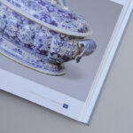 Ilustracja z książki przedstawiająca naczynie ceramiczne. Na białym tle zdobienia motywami roślinnymi w różnych odcieniach koloru niebieskiego.