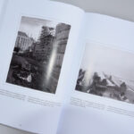 Otwarta książka. Na sąsiadujących stronach dwa czarno białe zdjęcia. Zdjęcie po lewej stronie przedstawia prace budolane na Zamku, zdjęcie po prawej stronie przedstawia widok na zamek i okolice z lotu ptaka