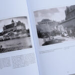Otwarta książka. Na sąsiadujących stronach czarno białe zdjęcia. Zdjęcie po lewej stronie przedstawia widok zamku od strony rzeki Nogat. Zdjęcie po prawej stronie przedstawia prace budowlane na zamku.