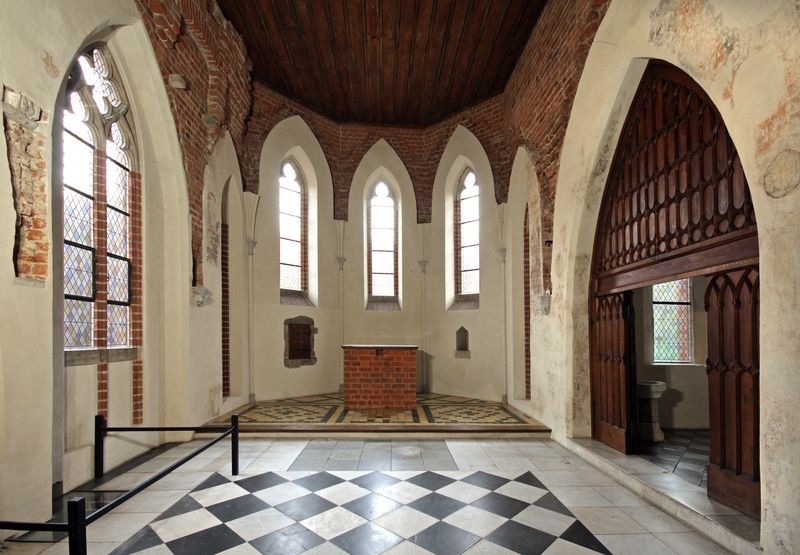 Wnętrze kaplicy pod wezwaniem świętej Katarzyny. Po prawej stronie drewniane drzwi osadzone w otworze zakończonym ostrym łukiem.Na ścianie nad drzwiami fragment polichromii.W ścianie na wprost trzy zakończone ostrymi łukami oszklone okna okna. Poniżej murowana predella ołtarza. Posadzka w jednej części w kształcie wielobarwnej mozaiki w drugiej ułożona z czarno białych płyt we wzór szachownicy.