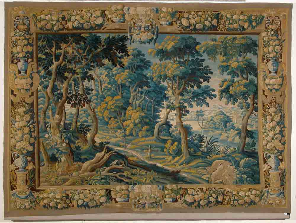 Tkanina ozdobna na ścianę z motywem roślinnym tzw. tapiseria z przełomu XVII i XVIII wieku. Wymiary 300 cm na 400 cm. Materiał wełna i jedwab. Całość utrzymana w kolorach brązu, zieleni, beżu, żółci i odcieni niebieskiego.Fragment lasu z biegnącą przez środek ścieżką. W oddali po prawej stronie wzgórza, nieco bliżej zabudowania dworskie. Bordiura z motywem kwiatowym. Na pasach poziomych pośrodku duży bukiet przewiązany kokardą. Po jego bokach dwie wazy. Na pasach bocznych w dolnej części dwa zdobione cokoły, na których stoją dzbany z bukietami kwiatów. Powyżej dwa wazony obramione ornamentem okuciowym.