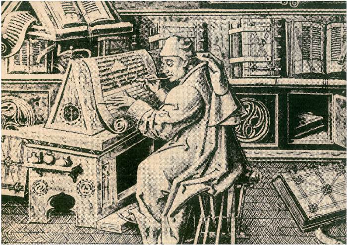 Ilustracja przedstawiająca skrybę przy pracy. Mężczyzna w długich sztach siedzi przy pulpicie. W prawej dłoni trzyma rysik, lewą przytrzymuje arkusz, na którym pisze. W dalszym planie półki i pulpity z książkami.