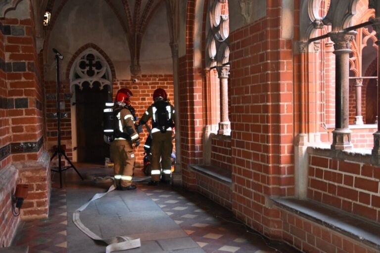 Uczestnicy próbnej ewakuacji w Muzeum Zamkowym w Malborku