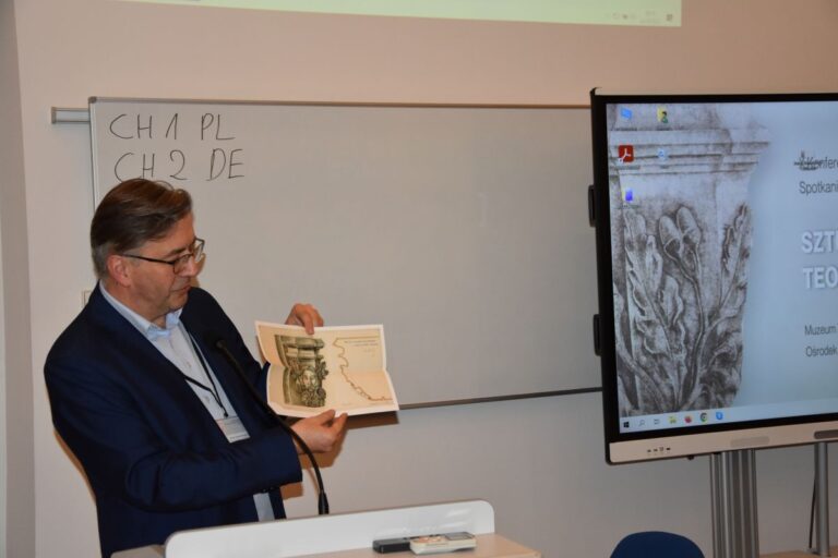 Dyrektor Muzeum Zamkowego w Malborki prezentuje wydawnictwo z poprzedniej konferencji.
