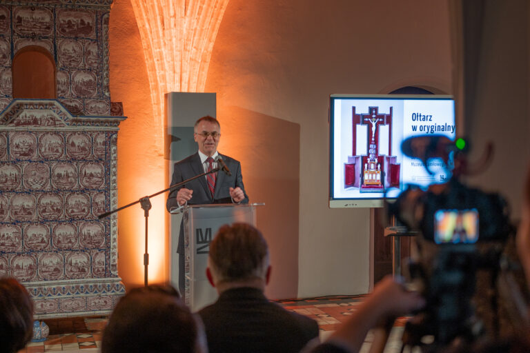 Jarosław Sellin przemawia podczas uroczystej prezentacji nowego zabytku w zbiorach MZM