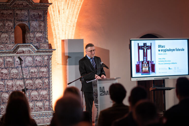 Dyrektor MZM Janusz Trupinda przemawia podczas uroczystości zaprezentowania nowego zabytku w zbiorach Muzeum.