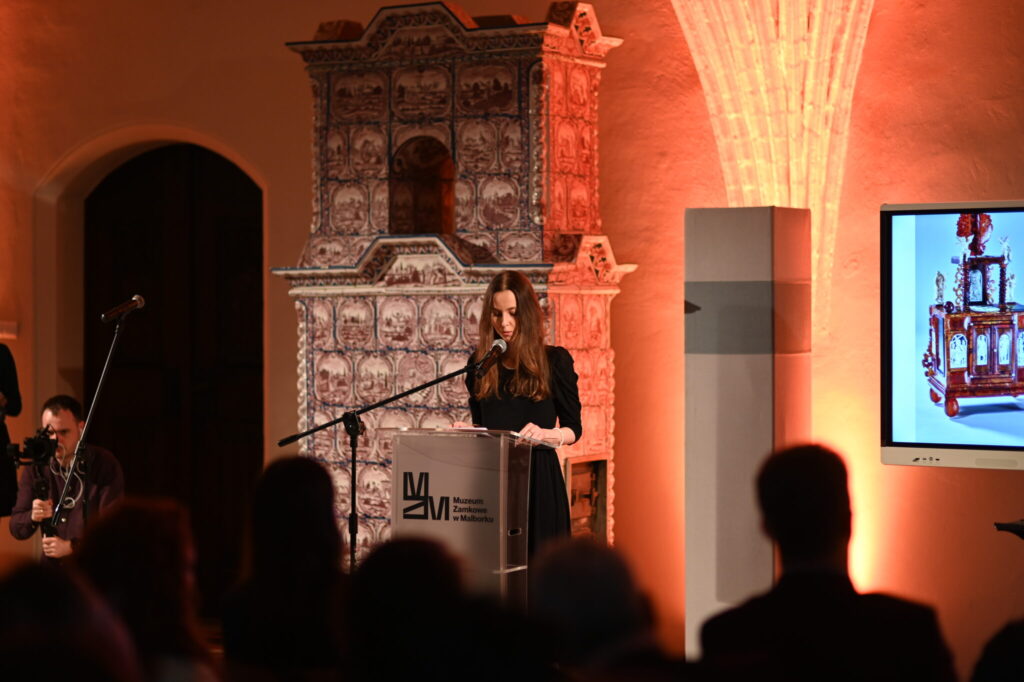 Katarzyna Kita, opiekunka kolekcji bursztynu w MZM, przemawia podczas uroczystości prezentacji nowego zabytku w zbiorach muzeum.
