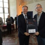 Mieczysław Struk wręcza nagrodę Wojciechowi Zmorzyńskiemu z Muzeum Narodowego w Gdańsku