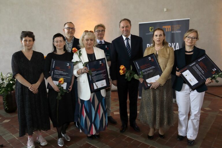 Zdjęcie grupowe laureatów pomorskiej Nagrody Muzealnej z marszałkiem województwa pomorskiego.
