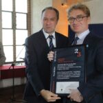 Mieczysław Struk wręcza nagrodę Marcinowi Owsińskiemu z Muzeum Stutthof w Sztutowie