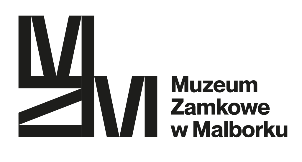 Logo Muzeum Zamkowego na tle szaro białych kwadratów ułożonych w szachownicę.