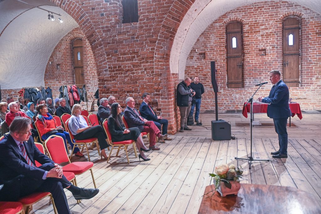 Do zgromadzonych gości uroczystości przemawia dyrektor Muzeum Miasta Malborka Tomasz Agejczyk.