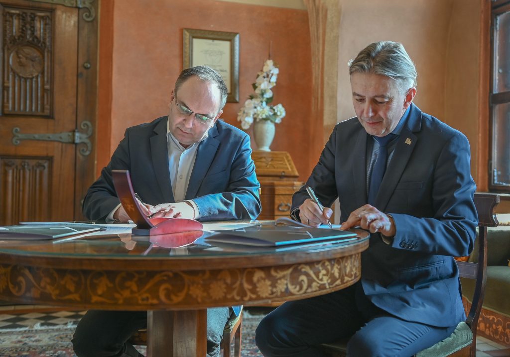 Przy stole umowę podpisują dyrektor Muzeum Zamkowego w Malborku i dyrektor Narodowego Instytutu Fryderyka Chopina.
