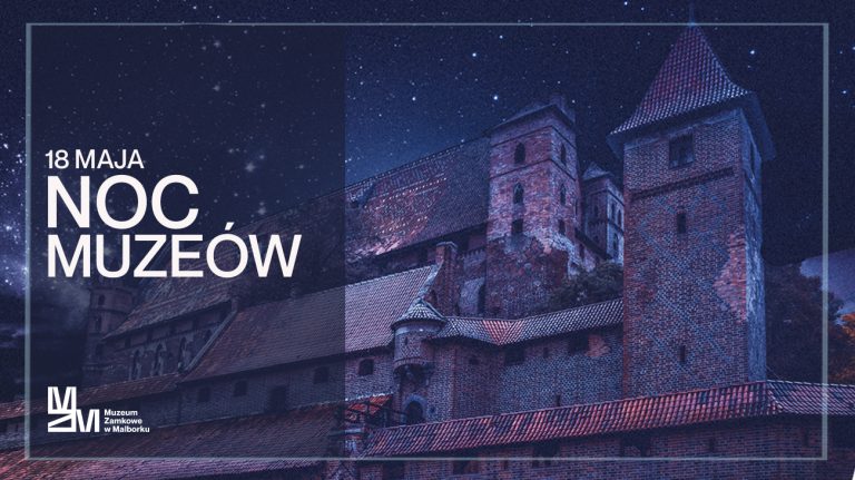 Zdjęcie zamku w Malborku od strony wschodniej. Widoczne mury i ganki obronne oraz dachy przykryte dachówką.Nad zamkiem ciemne rozgwieżdżone niebo. Na zdjęcie z lewej strony białą czcionką nałożony napis 18 maja Noc Muzeów. Poniżej logo Muzeum Zamkowego w Malborku.