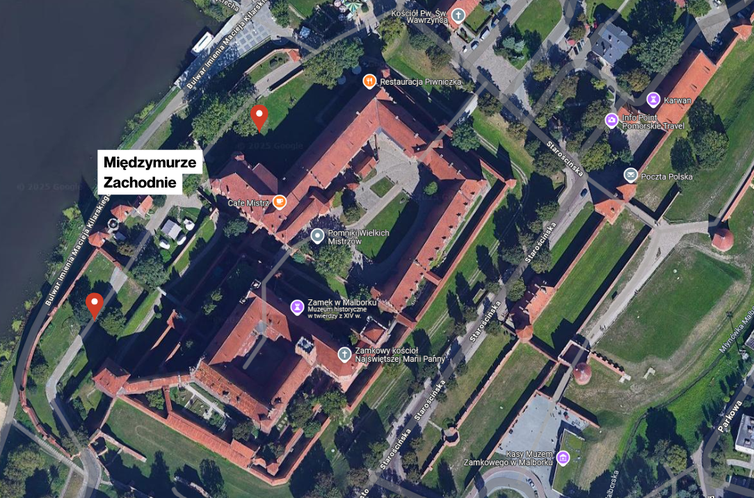 Aerial satellite map showing castle complex and surrounding streets, labelled 'Międzymurze Zachodnie' marker.